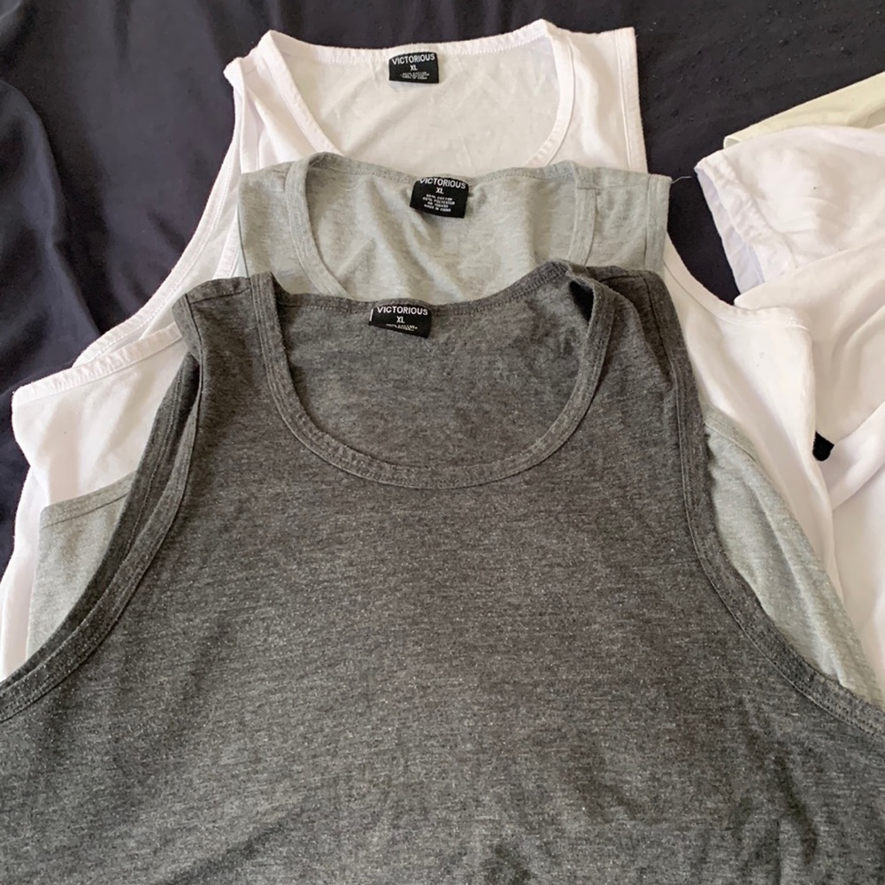 8 tshirts all xl